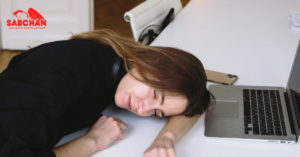 wanita tidur siang diatas meja